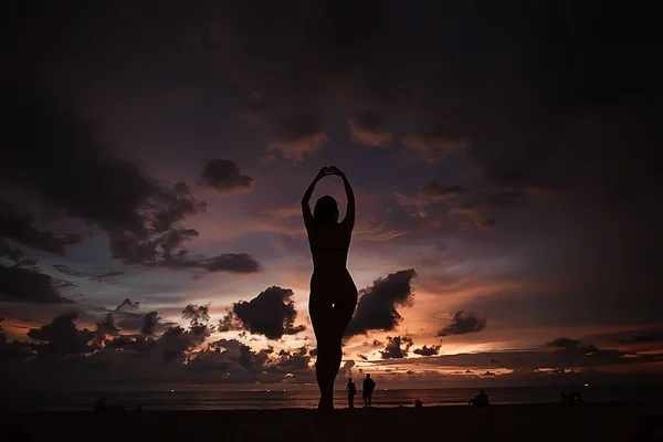 Meditación Yoga Playa Mujer Joven Haciendo Yoga Orilla Del Mar — Foto de Stock