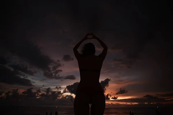 Meditación Yoga Playa Mujer Joven Haciendo Yoga Orilla Del Mar — Foto de Stock