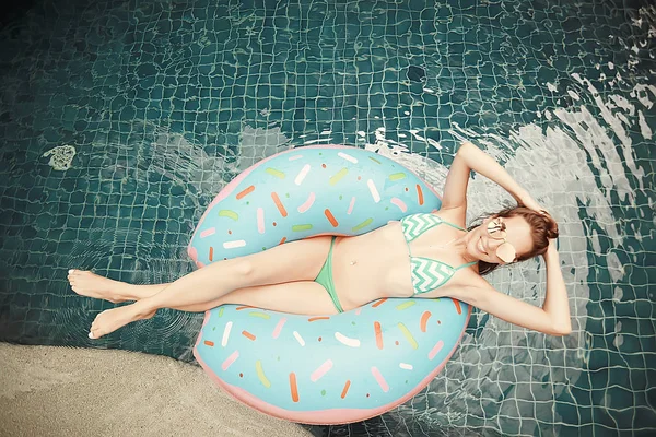 Mulher Que Relaxa Anel Inflável Piscina — Fotografia de Stock