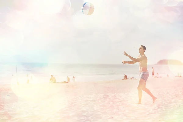 Ευτυχής Φίλους Παίζοντας Μια Μπάλα Αμμώδη Παραλία — Φωτογραφία Αρχείου