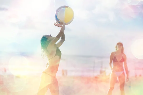 Amigos Felizes Jogando Uma Bola Praia Areia — Fotografia de Stock