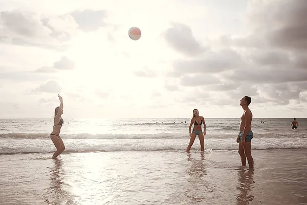 Boldog Meg Labdáztak Homokos Strand — Stock Fotó