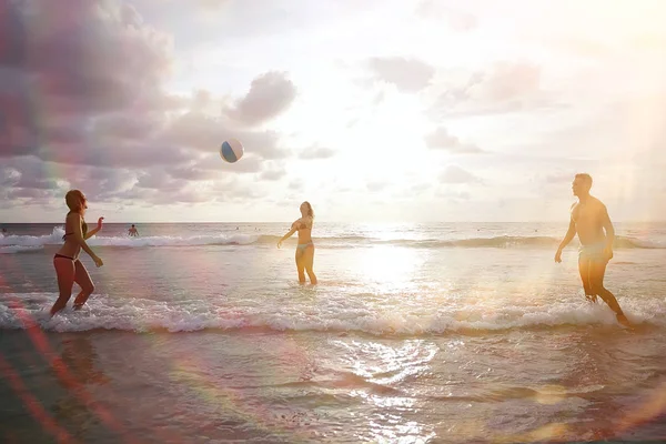 Счастливые Друзья Играют Мяч Песчаном Пляже — стоковое фото