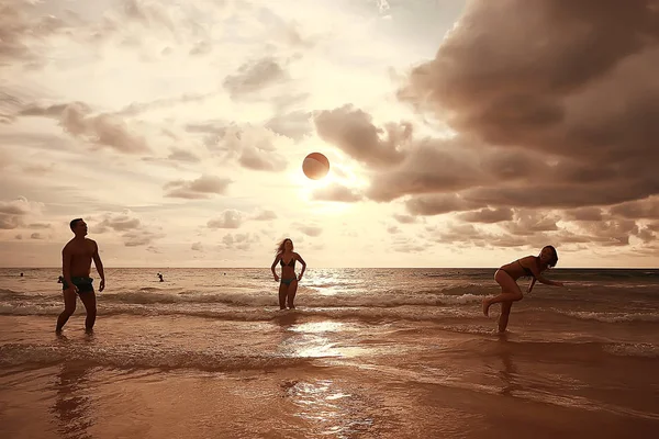 Silhuetas Pessoas Felizes Jogando Bola Praia Oceano Férias Verão — Fotografia de Stock