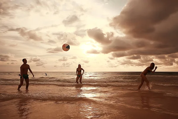 Silhouette Atleti Che Giocano Con Palla Sulla Spiaggia Tramonto Riposo — Foto Stock