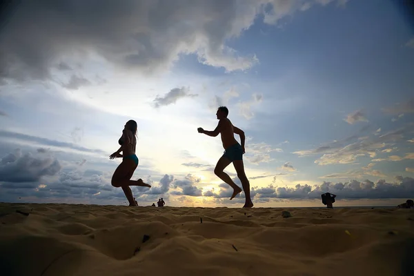 Siluetas Dos Atletas Corriendo Por Playa Vacaciones Verano — Foto de Stock