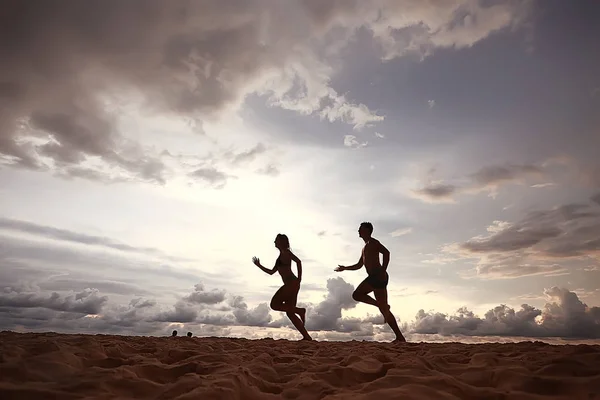 Kumsal Yaz Tatili Boyunca Çalışan Iki Sporcu Siluetleri — Stok fotoğraf