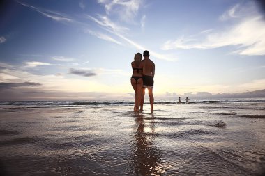 aşık kumlu plaj, Genç adam ve kadın denizde rahatlatıcı sahil, yaz tatili kavramı, denizde tatil