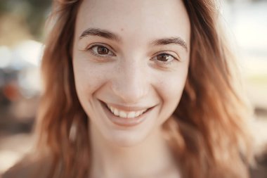 ocean beach, Tayland mutlu genç kadın. Yaz tatili kavramı
