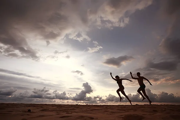 Silhouette Due Atleti Che Corrono Lungo Spiaggia Vacanze Estive — Foto Stock