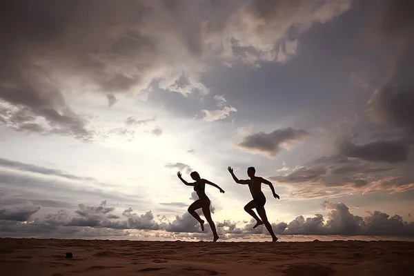 Silhouette Due Atleti Che Corrono Lungo Spiaggia Vacanze Estive — Foto Stock