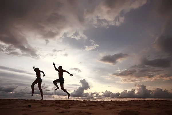 Σιλουέτες Των Δύο Αθλητές Που Τρέχουν Κατά Μήκος Της Παραλίας — Φωτογραφία Αρχείου