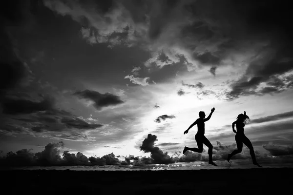 Siluetas Dos Atletas Corriendo Por Playa Vacaciones Verano —  Fotos de Stock