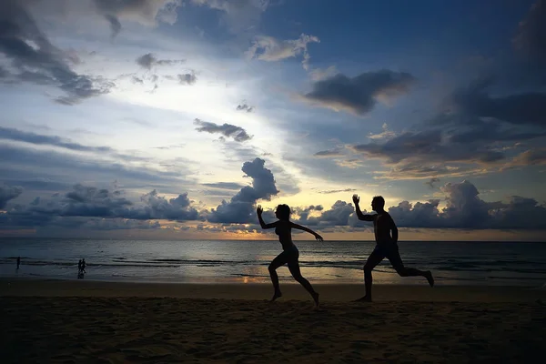 Siluetas Dos Atletas Corriendo Por Playa Vacaciones Verano — Foto de Stock