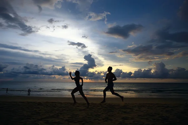 Siluetas Jóvenes Amantes Felices Playa Arena Vista Atardecer Luna Miel — Foto de Stock