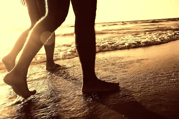 Sylwetki Młodych Zakochanych Szczęśliwy Piaszczystej Plaży Widokiem Zachód Słońca Miesiąc — Zdjęcie stockowe