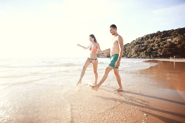 Felice Coppia Amore Che Corre Lungo Spiaggia Riposo Sano Attività — Foto Stock