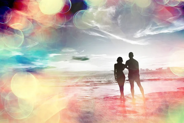 日落美景 沙滩上的年轻快乐恋人剪影 新婚夫妇蜜月度假酒店 — 图库照片