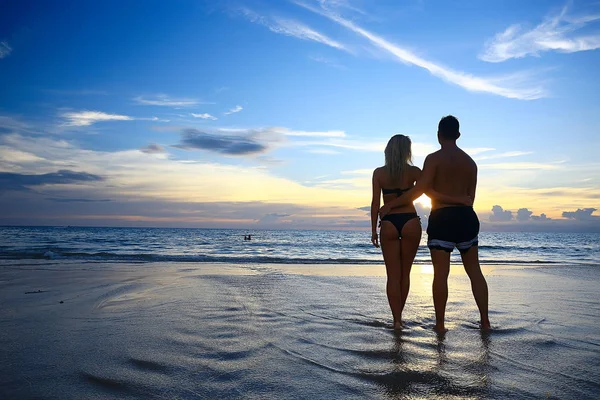 Silhuetas Jovens Amantes Felizes Praia Areia Vista Pôr Sol Lua — Fotografia de Stock