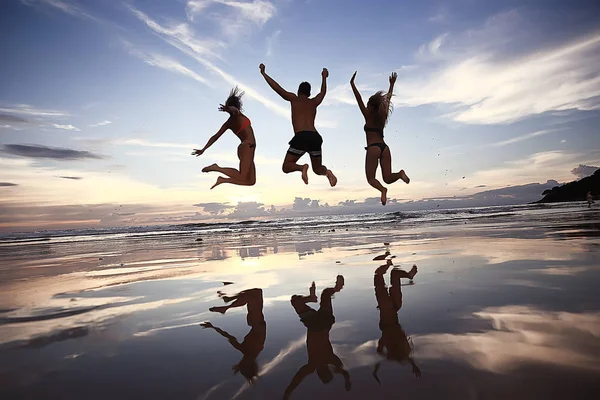 Silhouetten Von Athleten Die Bei Sonnenuntergang Strand Springen Gesunde Erholung — Stockfoto