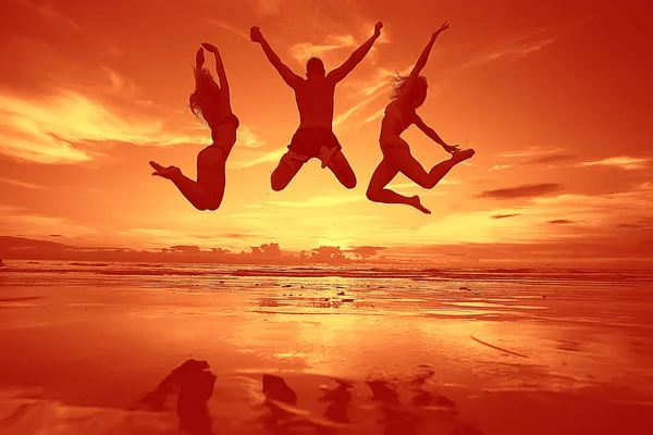 Silhouette Atleti Che Saltano Spiaggia Tramonto Riposo Sano Attività Sportiva — Foto Stock