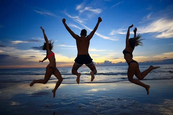 Silhouetten Von Athleten Die Bei Sonnenuntergang Strand Springen Gesunde Erholung — Stockfoto