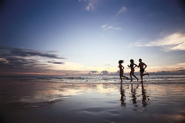 Sylwetki Sportowców Biegnących Wzdłuż Plaży Wakacje — Zdjęcie stockowe