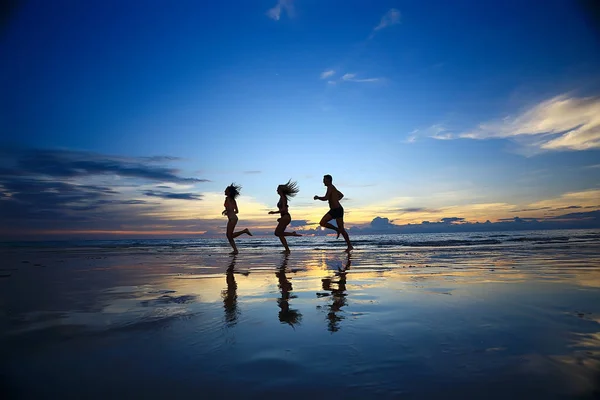 Silhouette Atleti Che Corrono Lungo Spiaggia Vacanze Estive — Foto Stock