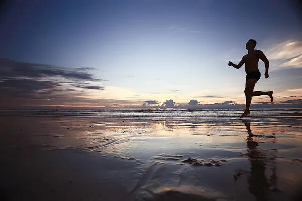 Siluett Idrottsman Kör Längs Stranden Sommarlov — Stockfoto