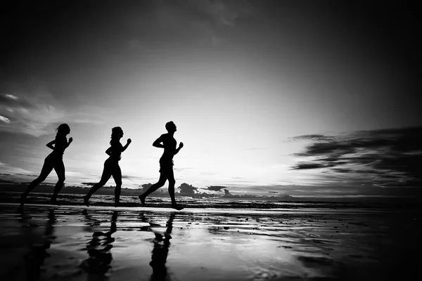 Silhouettes Athlètes Qui Courent Long Plage Vacances Été — Photo