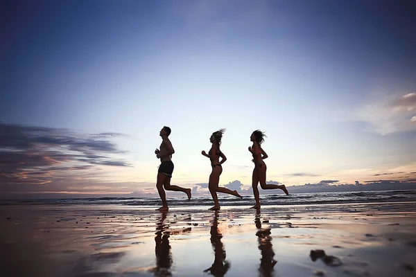 Siluetas Atletas Corriendo Por Playa Vacaciones Verano —  Fotos de Stock
