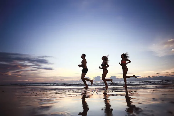 Siluetas Atletas Corriendo Por Playa Vacaciones Verano —  Fotos de Stock