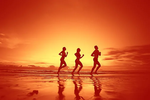 Siluetas Atletas Corriendo Por Playa Vacaciones Verano —  Fotos de Stock