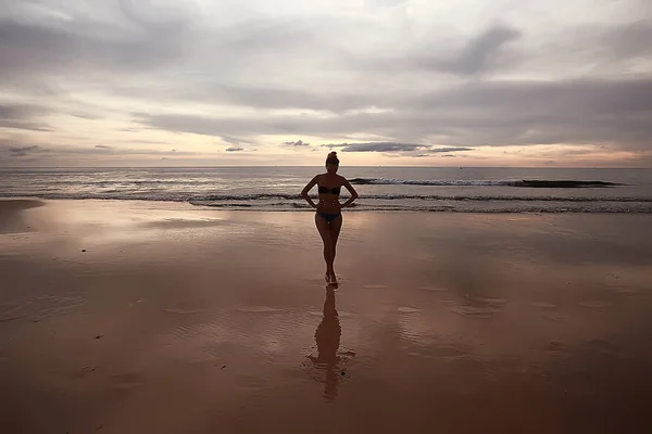 Meditation Und Yoga Strand Junge Frau Macht Yoga Meeresufer — Stockfoto