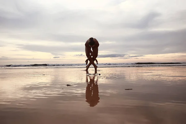 Meditation Und Yoga Strand Junge Frau Macht Yoga Meeresufer — Stockfoto