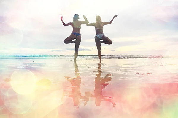 Meditación Yoga Playa Dos Jóvenes Haciendo Yoga Orilla Del Mar — Foto de Stock