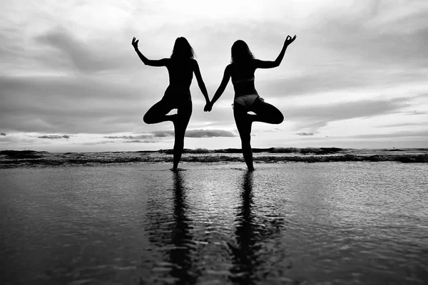Meditace Jóga Pláži Dvě Mladé Ženy Dělat Jógu Břehu Moře — Stock fotografie