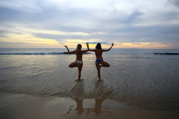 Meditation Yoga Beach Two Young Women Doing Yoga Sea Shore — Stock Photo, Image