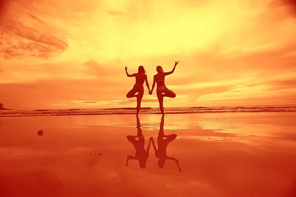 Meditación Yoga Playa Dos Jóvenes Haciendo Yoga Orilla Del Mar —  Fotos de Stock