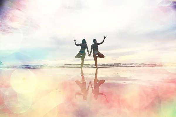Medytacji Jogi Plaży Dwie Młode Kobiety Robienie Yoga Brzegu Morza — Zdjęcie stockowe