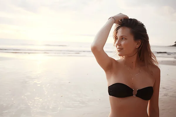 Felice Giovane Donna Sulla Spiaggia Dell Oceano Thailandia Concetto Vacanza — Foto Stock