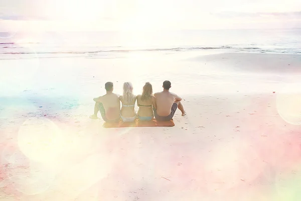 Groupe Amis Bronzer Sur Plage Des Gens Heureux Détendre Bord — Photo