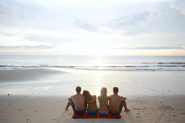 Groupe Amis Bronzer Sur Plage Des Gens Heureux Détendre Bord — Photo