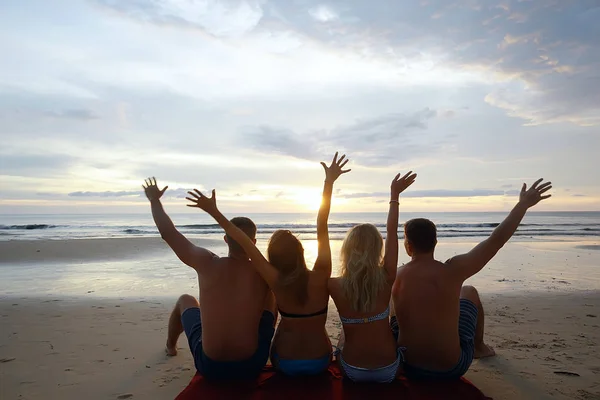 Grupo Amigos Tomando Sol Playa Gente Feliz Relajándose Junto Mar —  Fotos de Stock