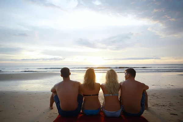 Ομάδα Φίλων Ηλιοθεραπεία Στην Παραλία Χαλαρωτικό Ευτυχισμένοι Άνθρωποι Δίπλα Στη — Φωτογραφία Αρχείου