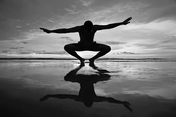 Meditación Yoga Playa Joven Haciendo Yoga Orilla Del Mar —  Fotos de Stock
