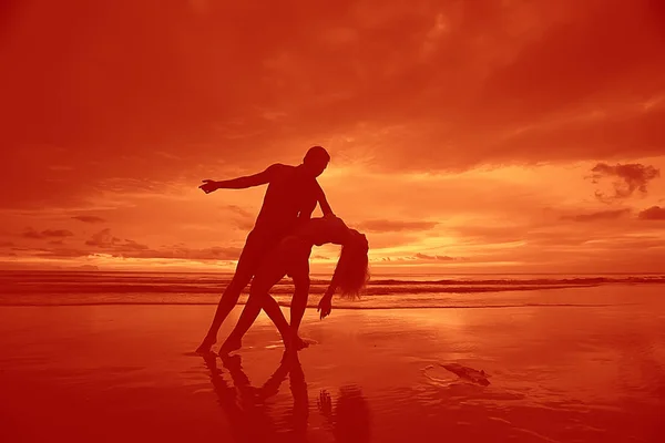 Silhouette Giovani Amanti Felici Sulla Spiaggia Sabbiosa Vista Sul Tramonto — Foto Stock