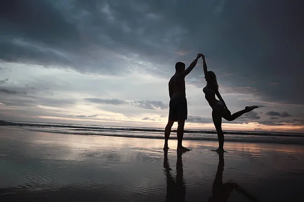 Siluetas Jóvenes Amantes Felices Playa Arena Vista Atardecer Luna Miel —  Fotos de Stock