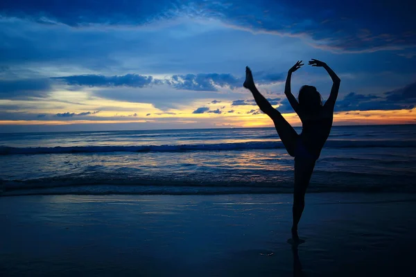Медитація Йога Пляжі Молода Жінка Робить Йогу Березі Моря — стокове фото