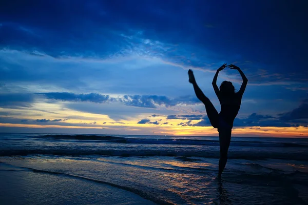 快乐的年轻女子在海滩上玩 自由的概念和暑假的乐趣和跳跃 — 图库照片